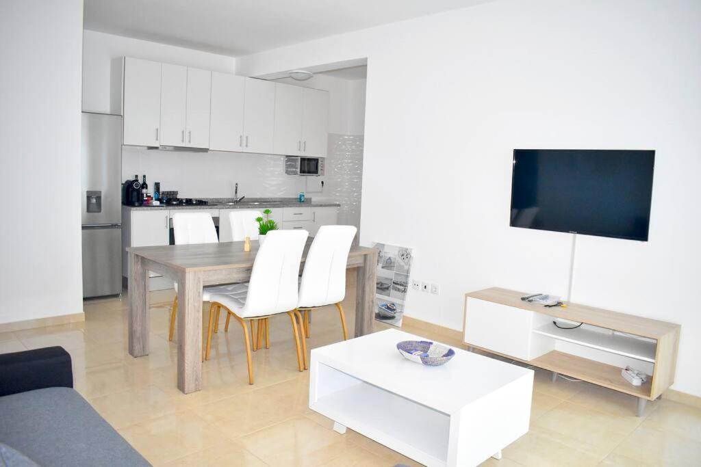 Lovely - Luxury 3 Bedrooms 500M From The Beach. سانتا ماريا المظهر الخارجي الصورة